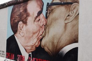 elboliverde_beso muro de berlin-min